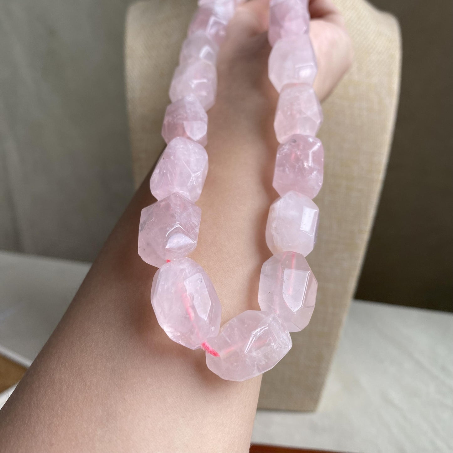 Natürliche Rosenquarz Perlen Nuggets, rosa Kristall Heilstein Strang für Schmuckherstellung, Boho DIY Bastelperlen, facettierte Edelsteine