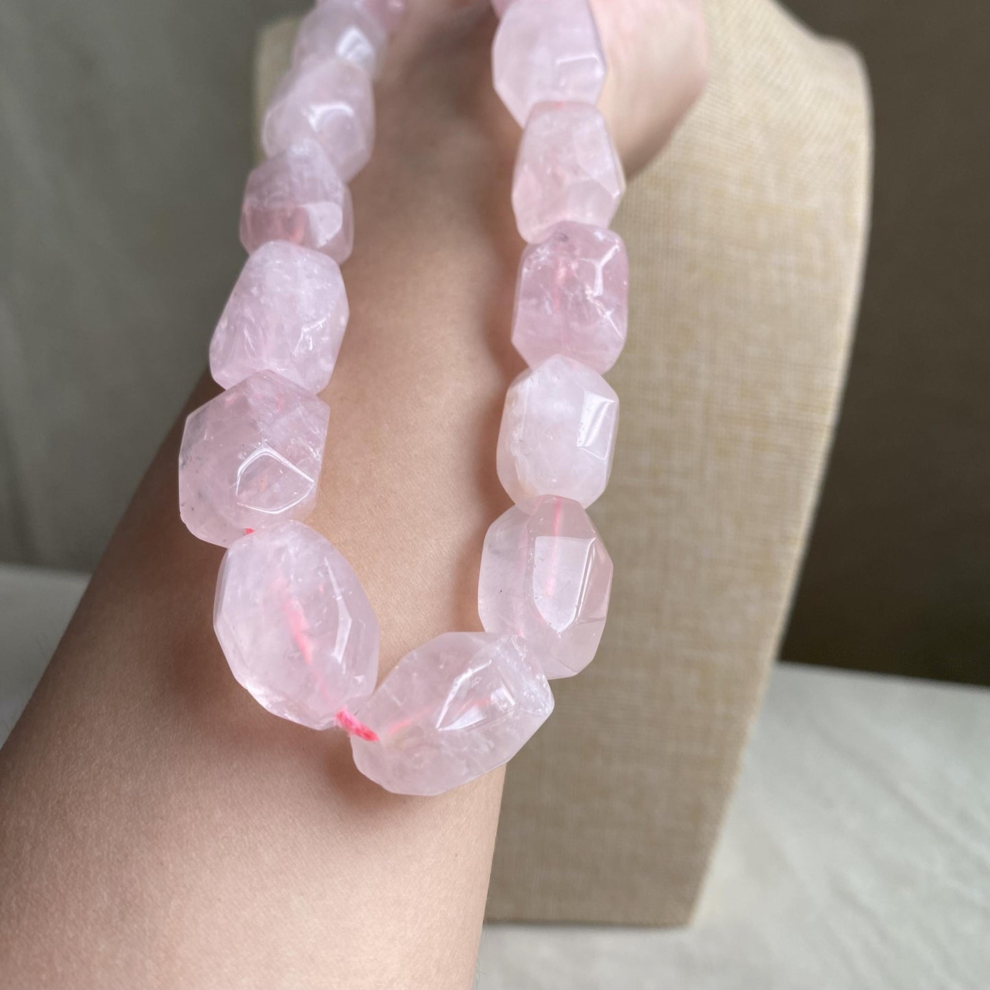 Natürliche Rosenquarz Perlen Nuggets, rosa Kristall Heilstein Strang für Schmuckherstellung, Boho DIY Bastelperlen, facettierte Edelsteine