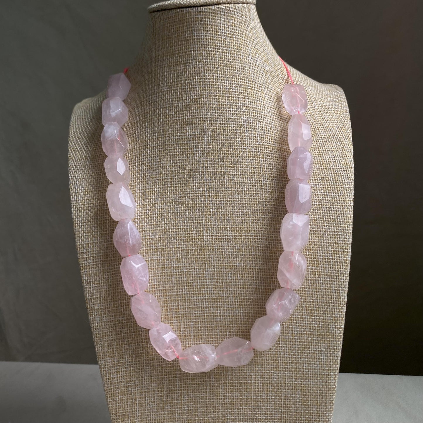 Natürliche Rosenquarz Perlen Nuggets, rosa Kristall Heilstein Strang für Schmuckherstellung, Boho DIY Bastelperlen, facettierte Edelsteine