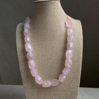 Natürliche Rosenquarz Perlen Nuggets, rosa Kristall Heilstein Strang für Schmuckherstellung, Boho DIY Bastelperlen, facettierte Edelsteine