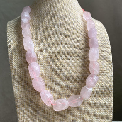 Natürliche Rosenquarz Perlen Nuggets, rosa Kristall Heilstein Strang für Schmuckherstellung, Boho DIY Bastelperlen, facettierte Edelsteine