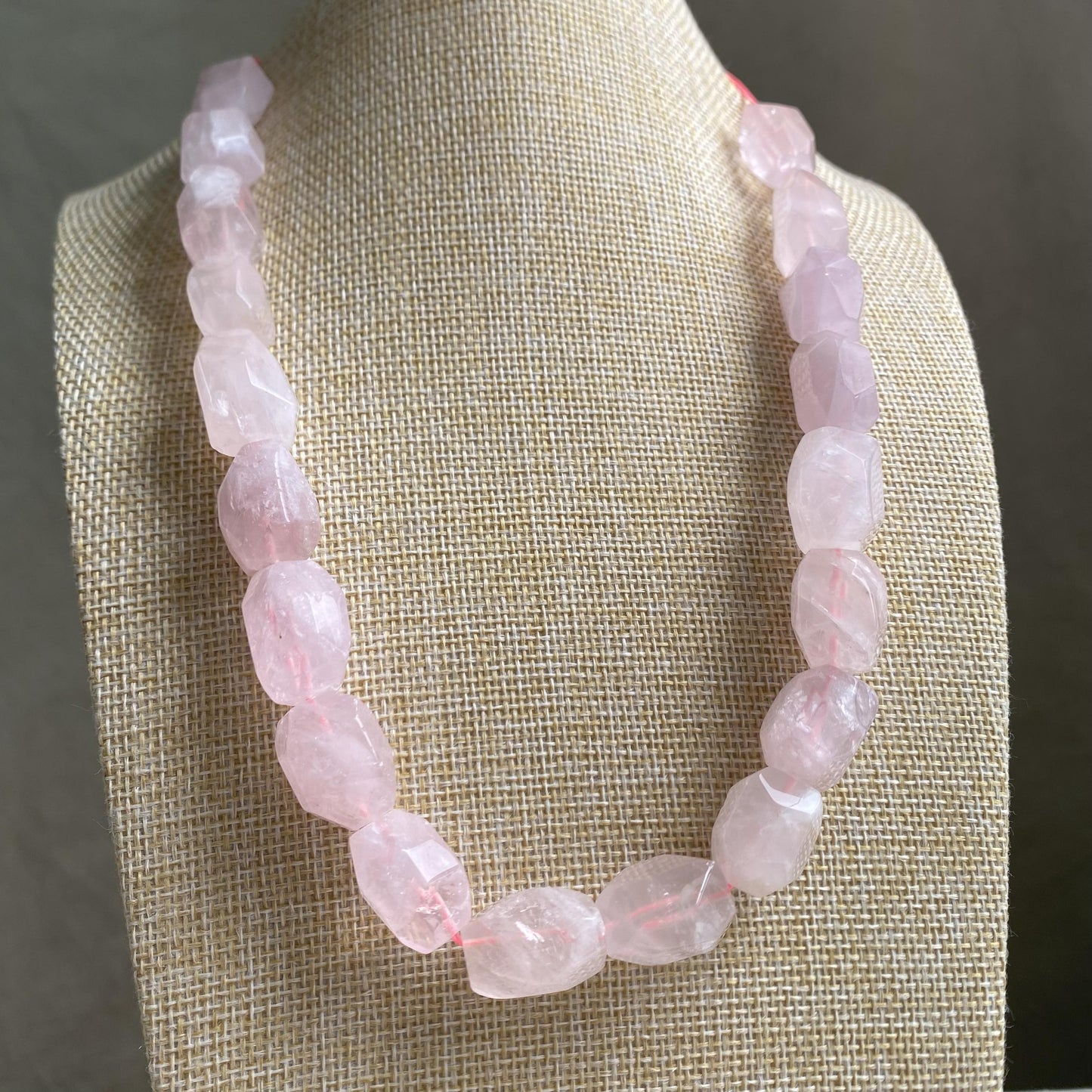 Natürliche Rosenquarz Perlen Nuggets, rosa Kristall Heilstein Strang für Schmuckherstellung, Boho DIY Bastelperlen, facettierte Edelsteine