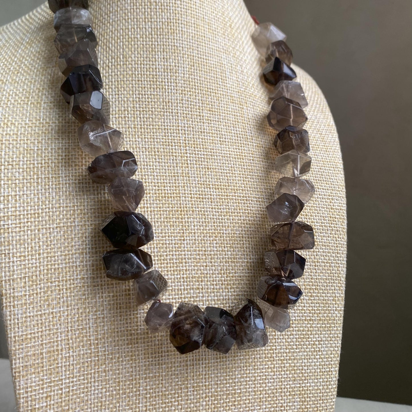 Natürliche Rauchquarz Perlen Strang, unregelmäßig facettierte Kristall Nuggets für Schmuckherstellung, Boho DIY Heilstein Bastelperlen 40cm