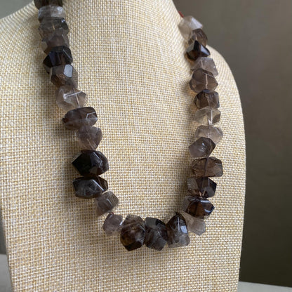 Natürliche Rauchquarz Perlen Strang, unregelmäßig facettierte Kristall Nuggets für Schmuckherstellung, Boho DIY Heilstein Bastelperlen 40cm