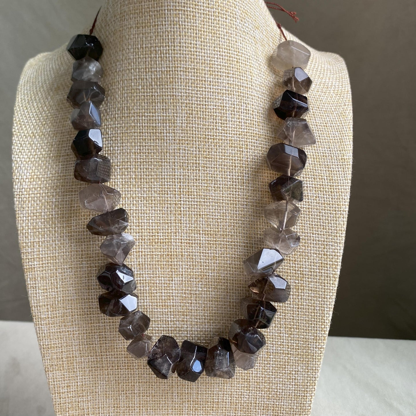 Natürliche Rauchquarz Perlen Strang, unregelmäßig facettierte Kristall Nuggets für Schmuckherstellung, Boho DIY Heilstein Bastelperlen 40cm