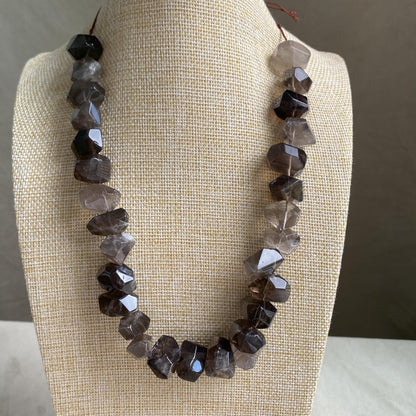 Natürliche Rauchquarz Perlen Strang, unregelmäßig facettierte Kristall Nuggets für Schmuckherstellung, Boho DIY Heilstein Bastelperlen 40cm