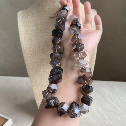 Natürliche Rauchquarz Perlen Strang, unregelmäßig facettierte Kristall Nuggets für Schmuckherstellung, Boho DIY Heilstein Bastelperlen 40cm