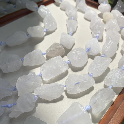 Natürliche weiße Quarz Rohstein Perlen, unregelmäßige Nuggets für Schmuckherstellung, Boho DIY Kristall Perlenkette ca. 40cm