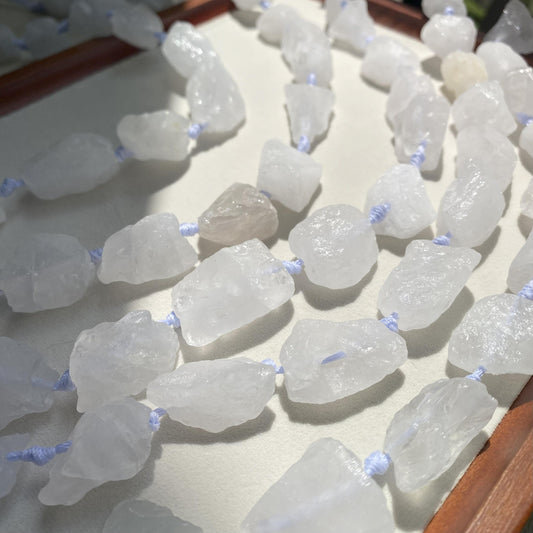 Natürliche weiße Quarz Rohstein Perlen, unregelmäßige Nuggets für Schmuckherstellung, Boho DIY Kristall Perlenkette ca. 40cm