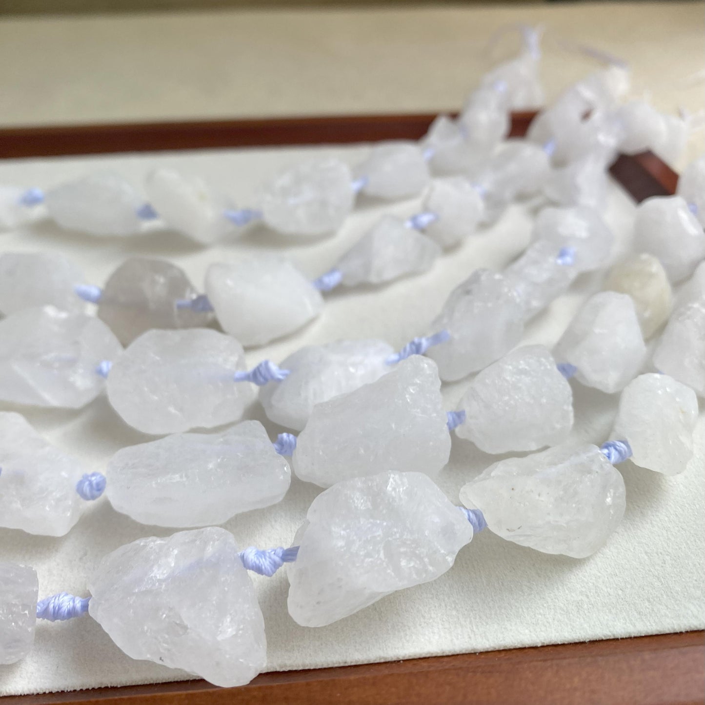 Natürliche weiße Quarz Rohstein Perlen, unregelmäßige Nuggets für Schmuckherstellung, Boho DIY Kristall Perlenkette ca. 40cm