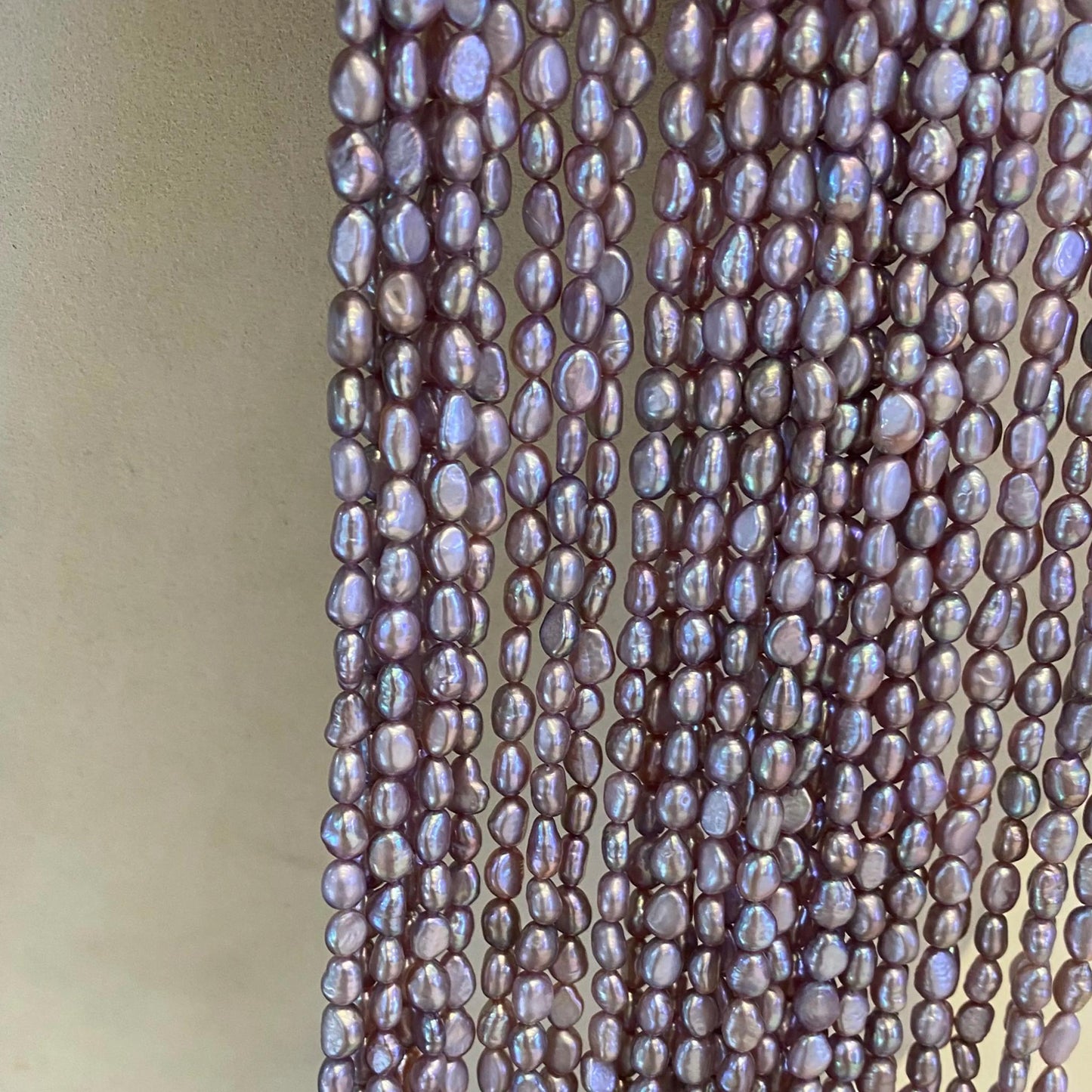 Lila Süßwasserperlen Strang – Natürliche Reisperlen mit irisierendem Glanz, unregelmäßige Nuggetform, seitlich gebohrt, ca. 36 cm lang