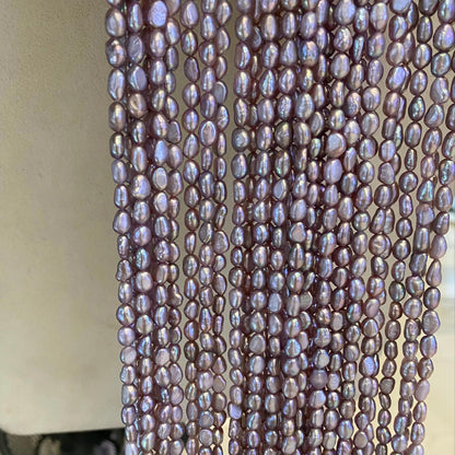 Lila Süßwasserperlen Strang – Natürliche Reisperlen mit irisierendem Glanz, unregelmäßige Nuggetform, seitlich gebohrt, ca. 36 cm lang