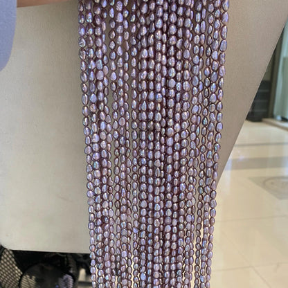 Lila Süßwasserperlen Strang – Natürliche Reisperlen mit irisierendem Glanz, unregelmäßige Nuggetform, seitlich gebohrt, ca. 36 cm lang