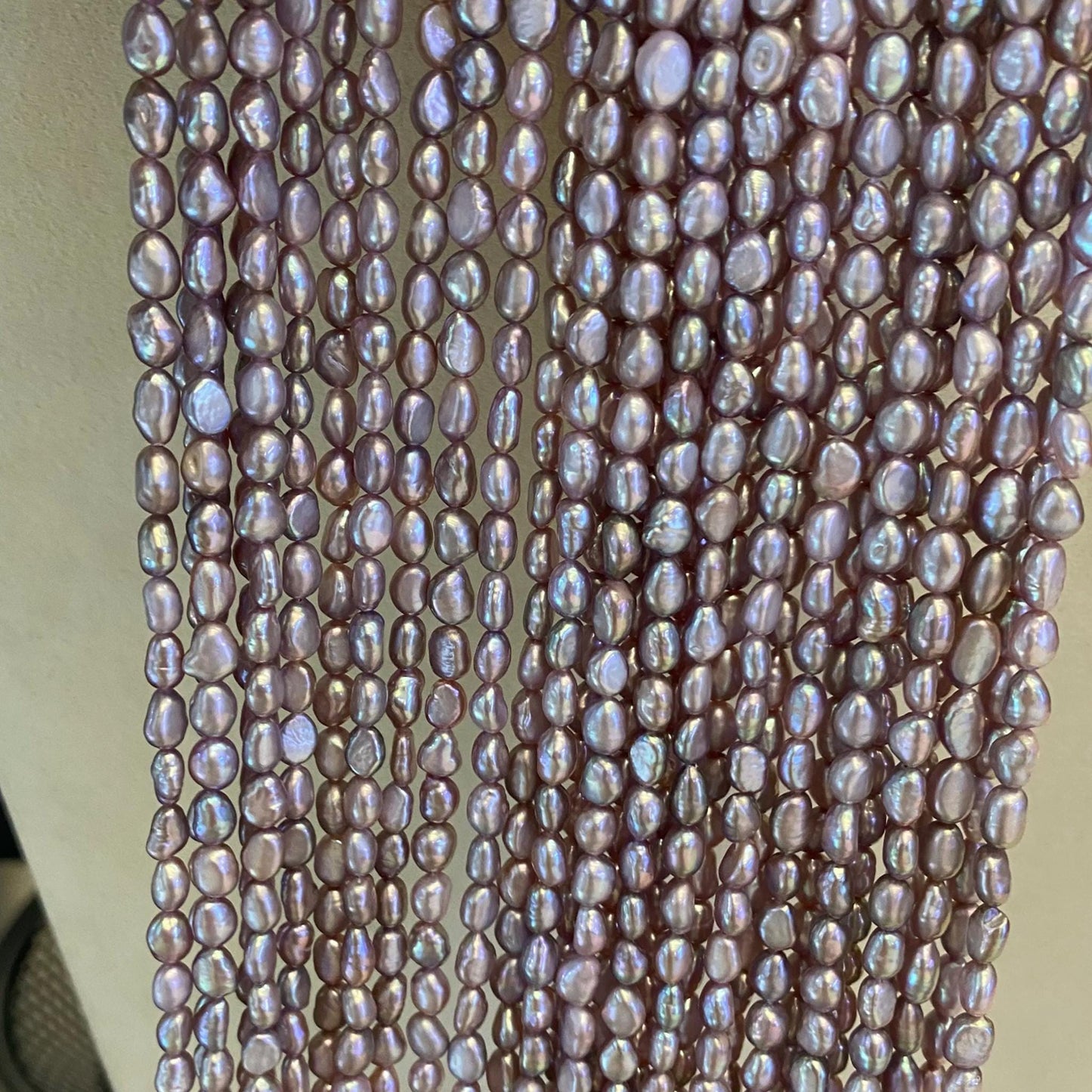 Lila Süßwasserperlen Strang – Natürliche Reisperlen mit irisierendem Glanz, unregelmäßige Nuggetform, seitlich gebohrt, ca. 36 cm lang