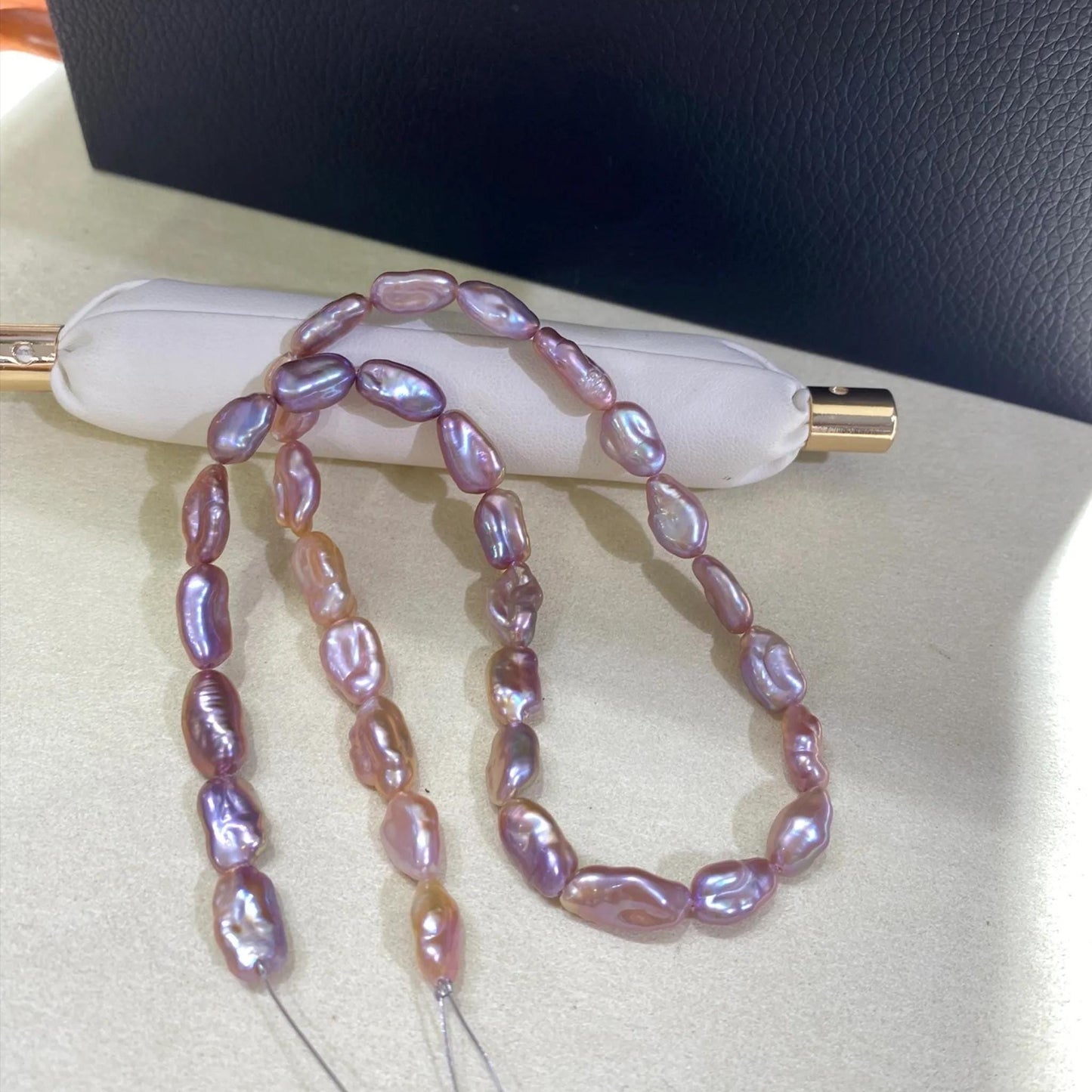 Rosa-lavendelfarbene Nugget-Perlen – Natur Süßwasserperlen mit irisierendem Glanz, handverlesene DIY Perlenkette für Schmuckherstellung