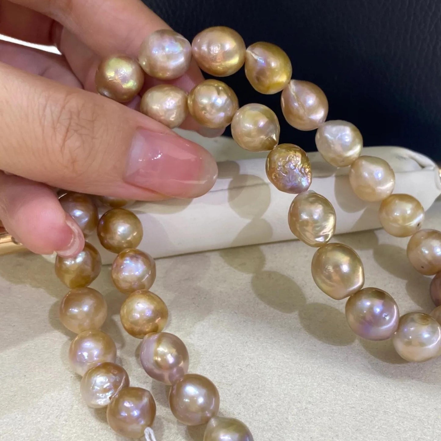 Große natürliche Süßwasserperlen in Unikatfarben – Unregelmäßige runde Perlen für DIY-Schmuck, ca. 36cm Strang, Boho-Stil