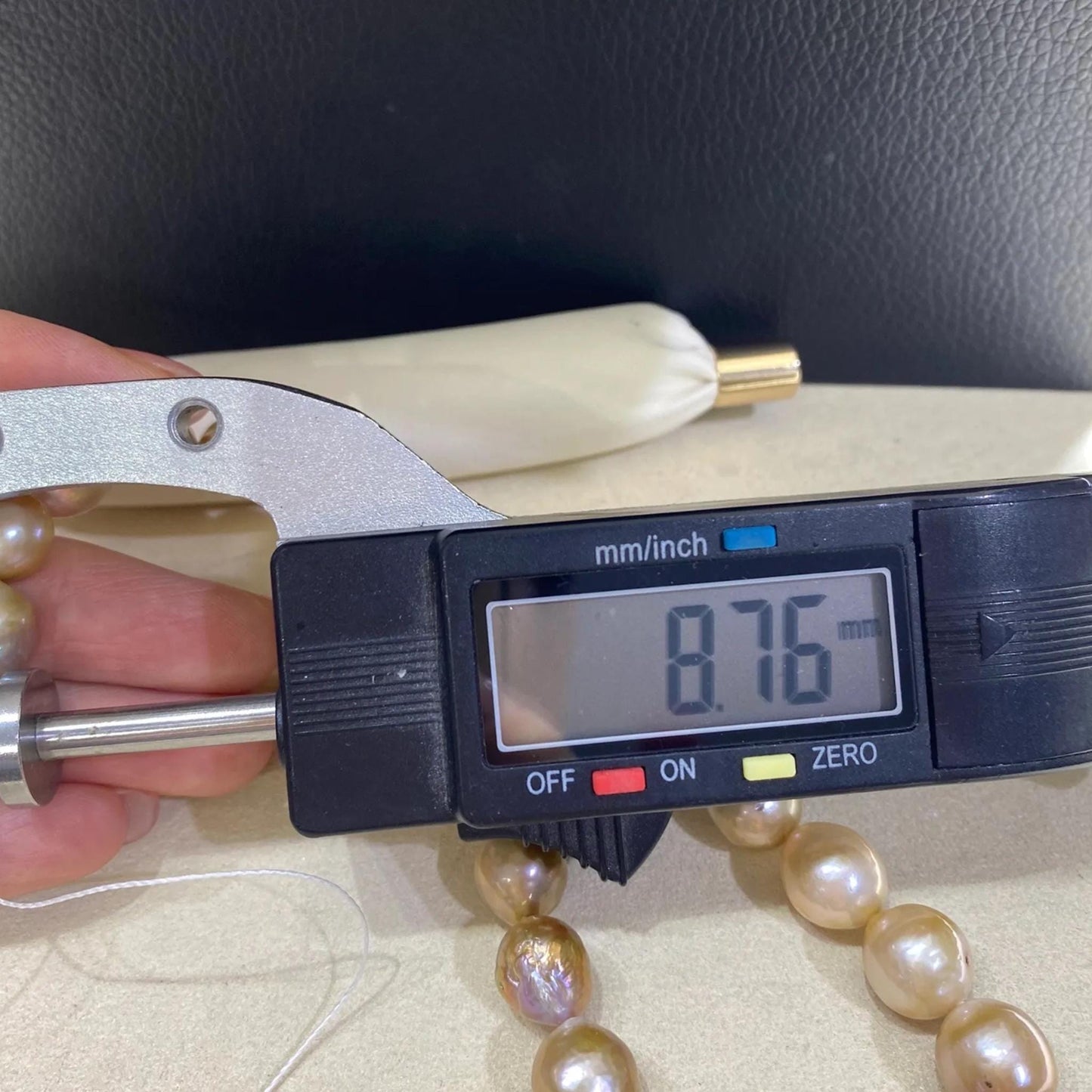 Große natürliche Süßwasserperlen in Unikatfarben – Unregelmäßige runde Perlen für DIY-Schmuck, ca. 36cm Strang, Boho-Stil