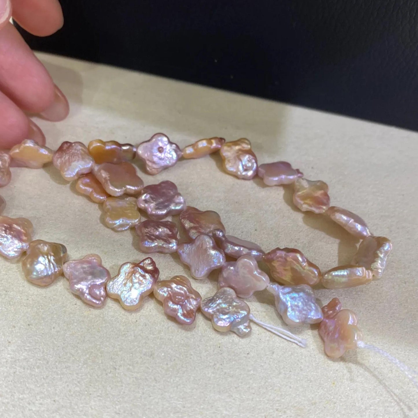 Natürliche Süßwasserperlen vierblättrige Form, unregelmäßige rosa-orange Nuggets, Boho DIY Schmuckmaterial, Strang für Halsketten Armbänder