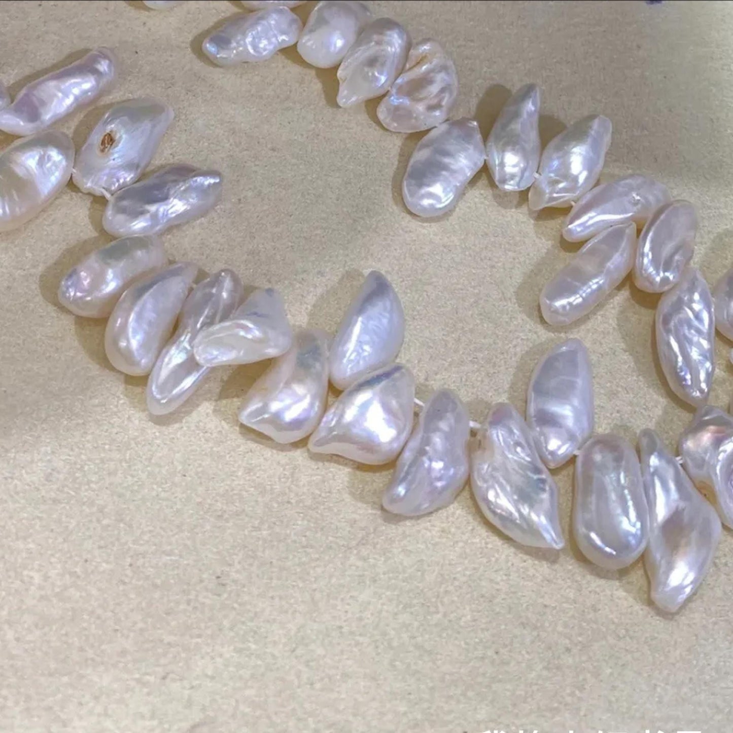 Natürliche Süßwasser Stabperlen, große Biwa Perlen für DIY Schmuck, unregelmäßig, weiß schimmernd, doppelt gebohrt, Perlenstrang