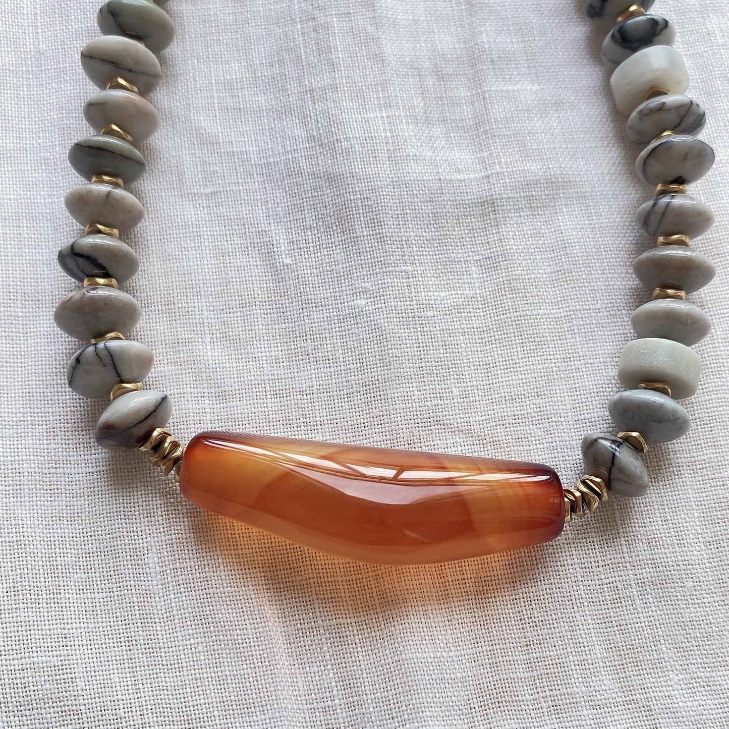 Boho Choker mit rotem Achat und weißen Natursteinen, handgefertigte Edelstein Halskette, Statement Schmuck, Geschenk für Frauen