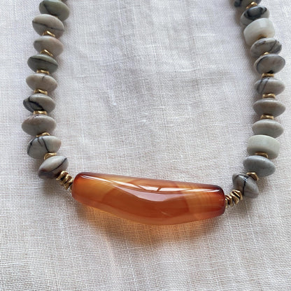 Boho Choker mit rotem Achat und weißen Natursteinen, handgefertigte Edelstein Halskette, Statement Schmuck, Geschenk für Frauen