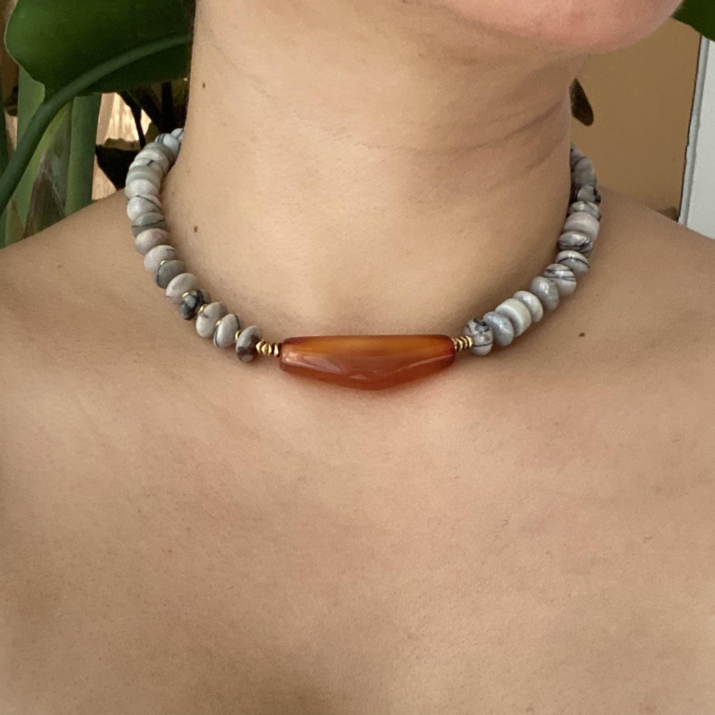 Boho Choker mit rotem Achat und weißen Natursteinen, handgefertigte Edelstein Halskette, Statement Schmuck, Geschenk für Frauen