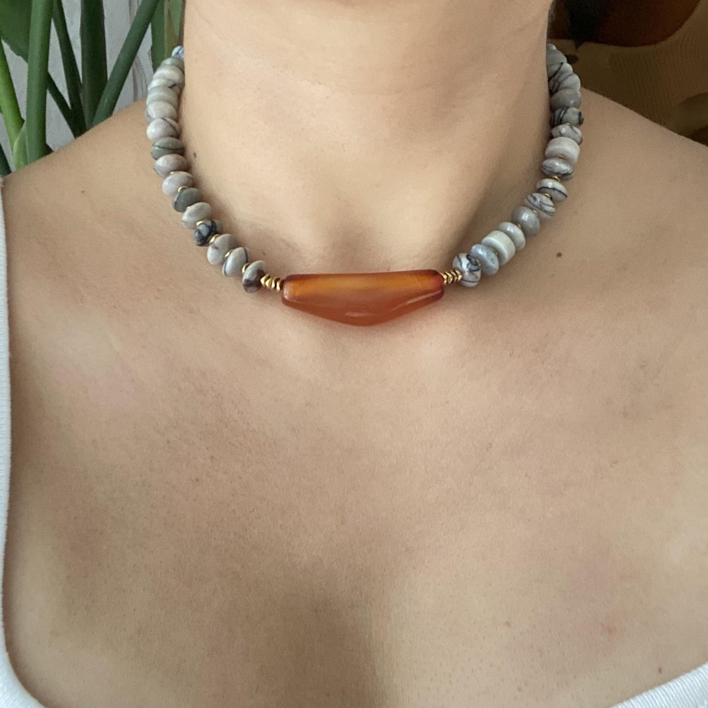 Boho Choker mit rotem Achat und weißen Natursteinen, handgefertigte Edelstein Halskette, Statement Schmuck, Geschenk für Frauen