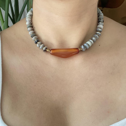 Boho Choker mit rotem Achat und weißen Natursteinen, handgefertigte Edelstein Halskette, Statement Schmuck, Geschenk für Frauen