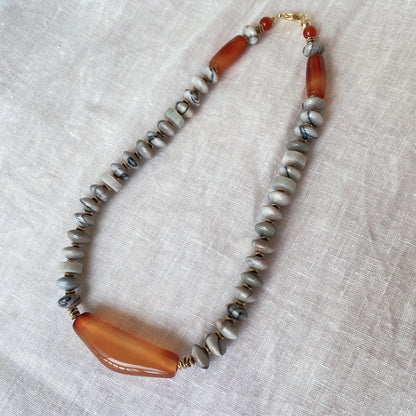 Boho Choker mit rotem Achat und weißen Natursteinen, handgefertigte Edelstein Halskette, Statement Schmuck, Geschenk für Frauen