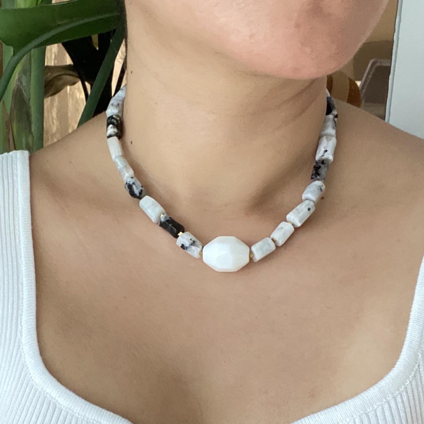 Handgemachte Halskette mit weißem Achat und Mondsteinperlen, Statement Choker in Schwarz Weiß, minimalistischer Boho Schmuck für Frauen