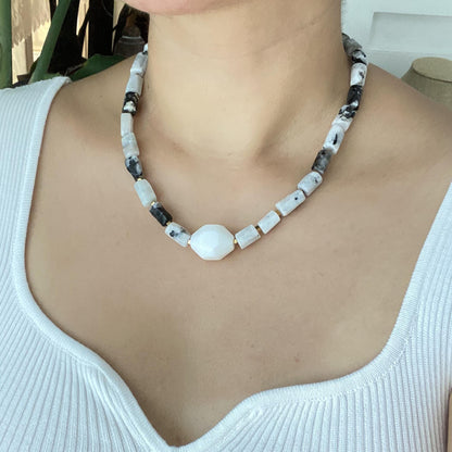 Handgemachte Halskette mit weißem Achat und Mondsteinperlen, Statement Choker in Schwarz Weiß, minimalistischer Boho Schmuck für Frauen