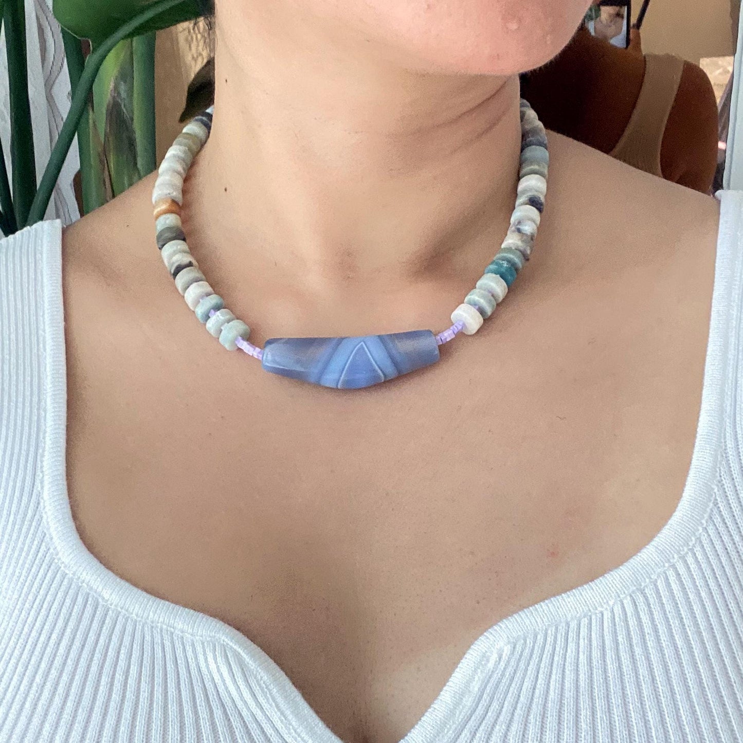 Handgemachte Halskette mit blauer Achatperle, Amazonit und Amethyst, bunte Edelsteinkette, Statement Choker, Geschenk für Frauen
