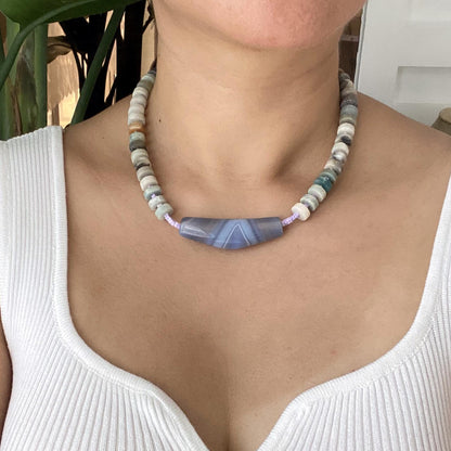 Handgemachte Halskette mit blauer Achatperle, Amazonit und Amethyst, bunte Edelsteinkette, Statement Choker, Geschenk für Frauen