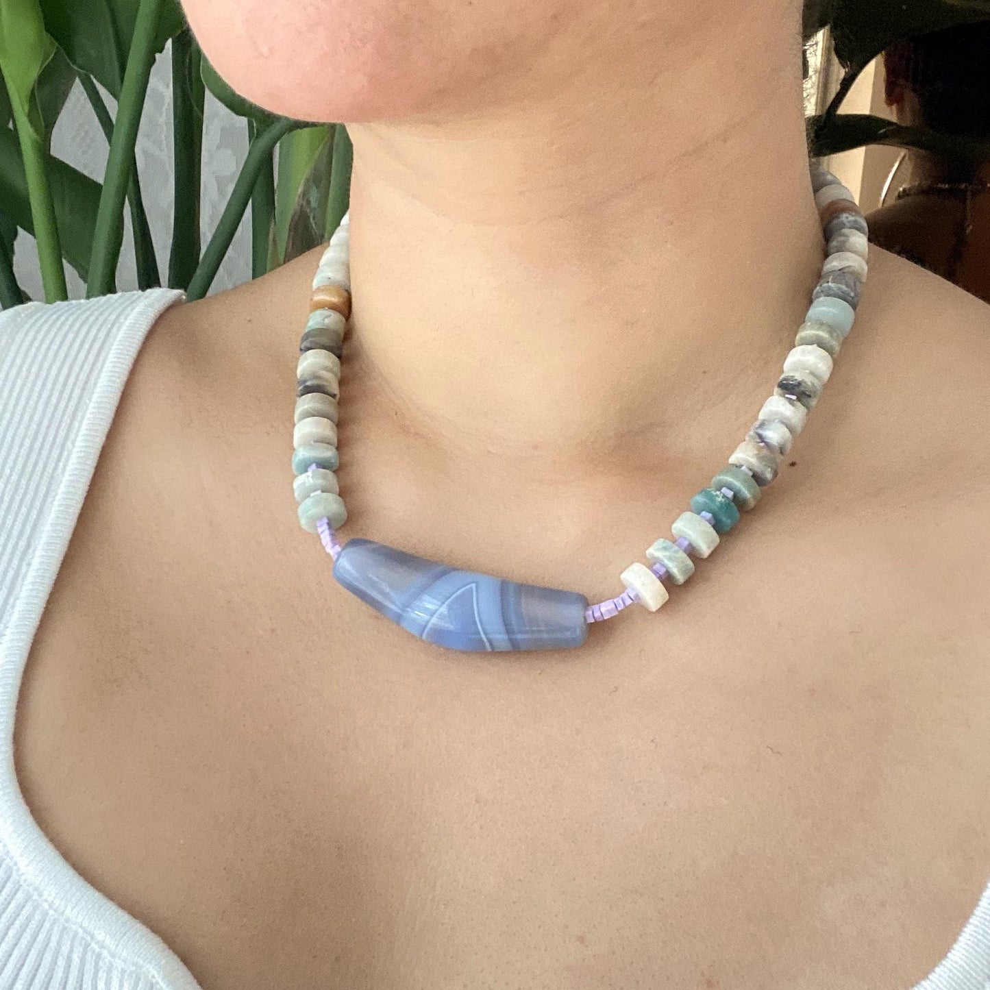 Handgemachte Halskette mit blauer Achatperle, Amazonit und Amethyst, bunte Edelsteinkette, Statement Choker, Geschenk für Frauen
