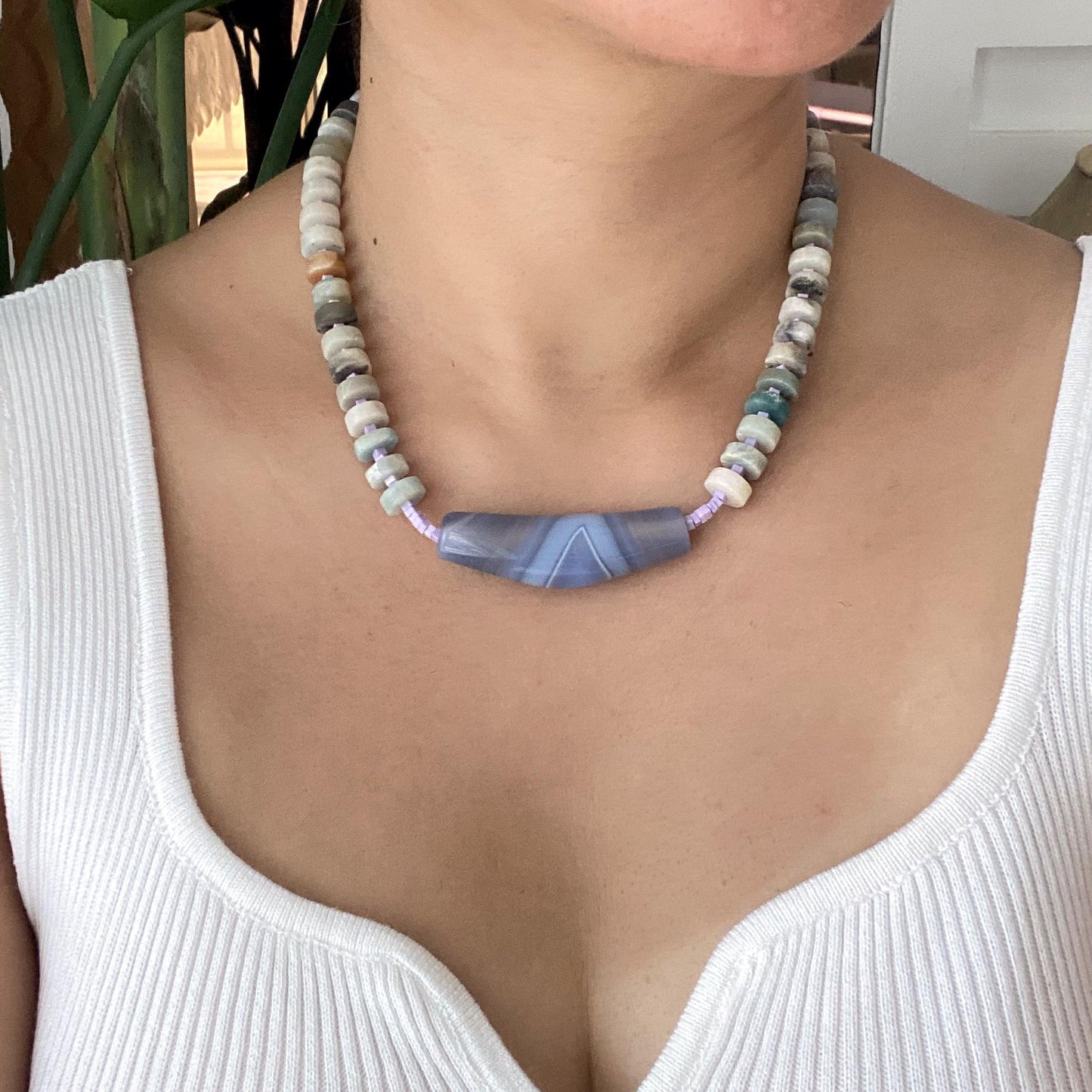 Handgemachte Halskette mit blauer Achatperle, Amazonit und Amethyst, bunte Edelsteinkette, Statement Choker, Geschenk für Frauen