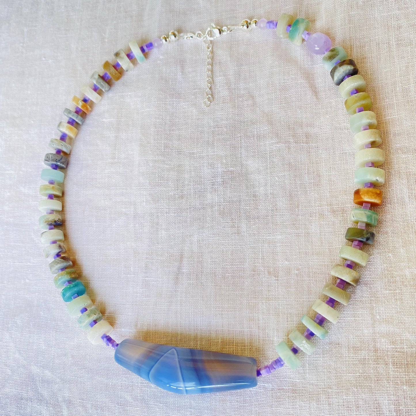 Handgemachte Halskette mit blauer Achatperle, Amazonit und Amethyst, bunte Edelsteinkette, Statement Choker, Geschenk für Frauen