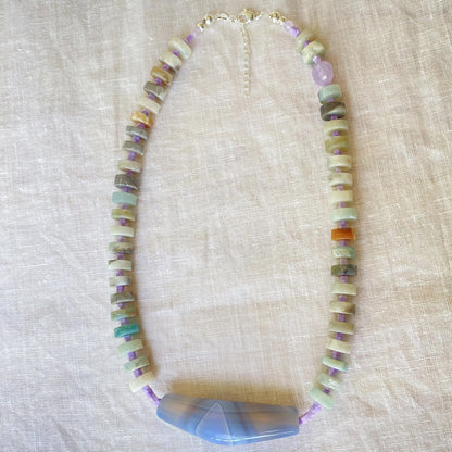 Handgemachte Halskette mit blauer Achatperle, Amazonit und Amethyst, bunte Edelsteinkette, Statement Choker, Geschenk für Frauen