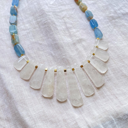 Handgemachte Statement Halskette mit weißem Bergkristall und Calcit, natürliche Edelsteine, spirituelle Choker Kette, Boho Geschenk für Sie