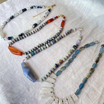 Handgemachte Statement Halskette mit weißem Bergkristall und Calcit, natürliche Edelsteine, spirituelle Choker Kette, Boho Geschenk für Sie