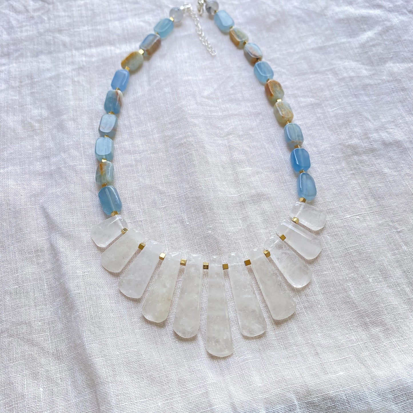 Handgemachte Statement Halskette mit weißem Bergkristall und Calcit, natürliche Edelsteine, spirituelle Choker Kette, Boho Geschenk für Sie