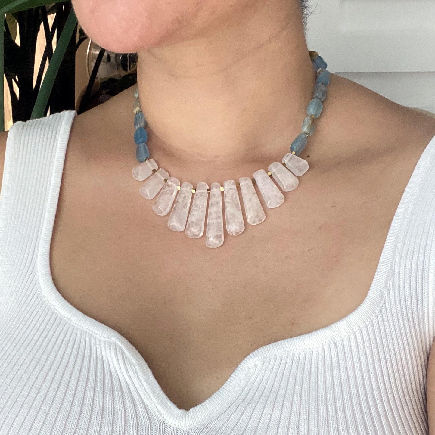 Handgemachte Statement Halskette mit weißem Bergkristall und Calcit, natürliche Edelsteine, spirituelle Choker Kette, Boho Geschenk für Sie