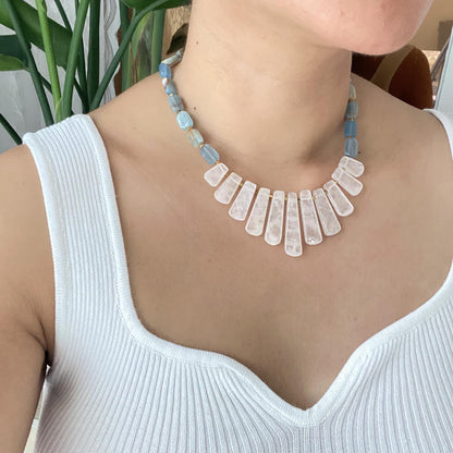 Handgemachte Statement Halskette mit weißem Bergkristall und Calcit, natürliche Edelsteine, spirituelle Choker Kette, Boho Geschenk für Sie