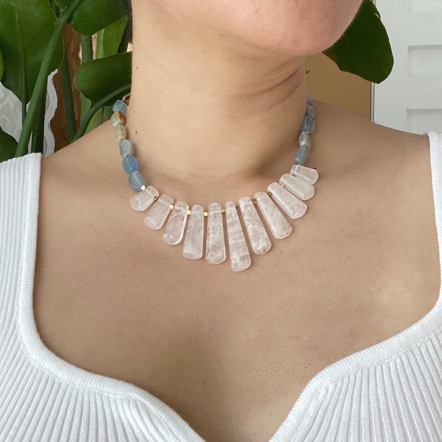 Handgemachte Statement Halskette mit weißem Bergkristall und Calcit, natürliche Edelsteine, spirituelle Choker Kette, Boho Geschenk für Sie