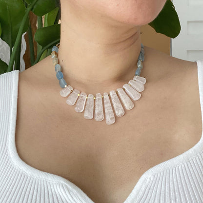 Handgemachte Statement Halskette mit weißem Bergkristall und Calcit, natürliche Edelsteine, spirituelle Choker Kette, Boho Geschenk für Sie
