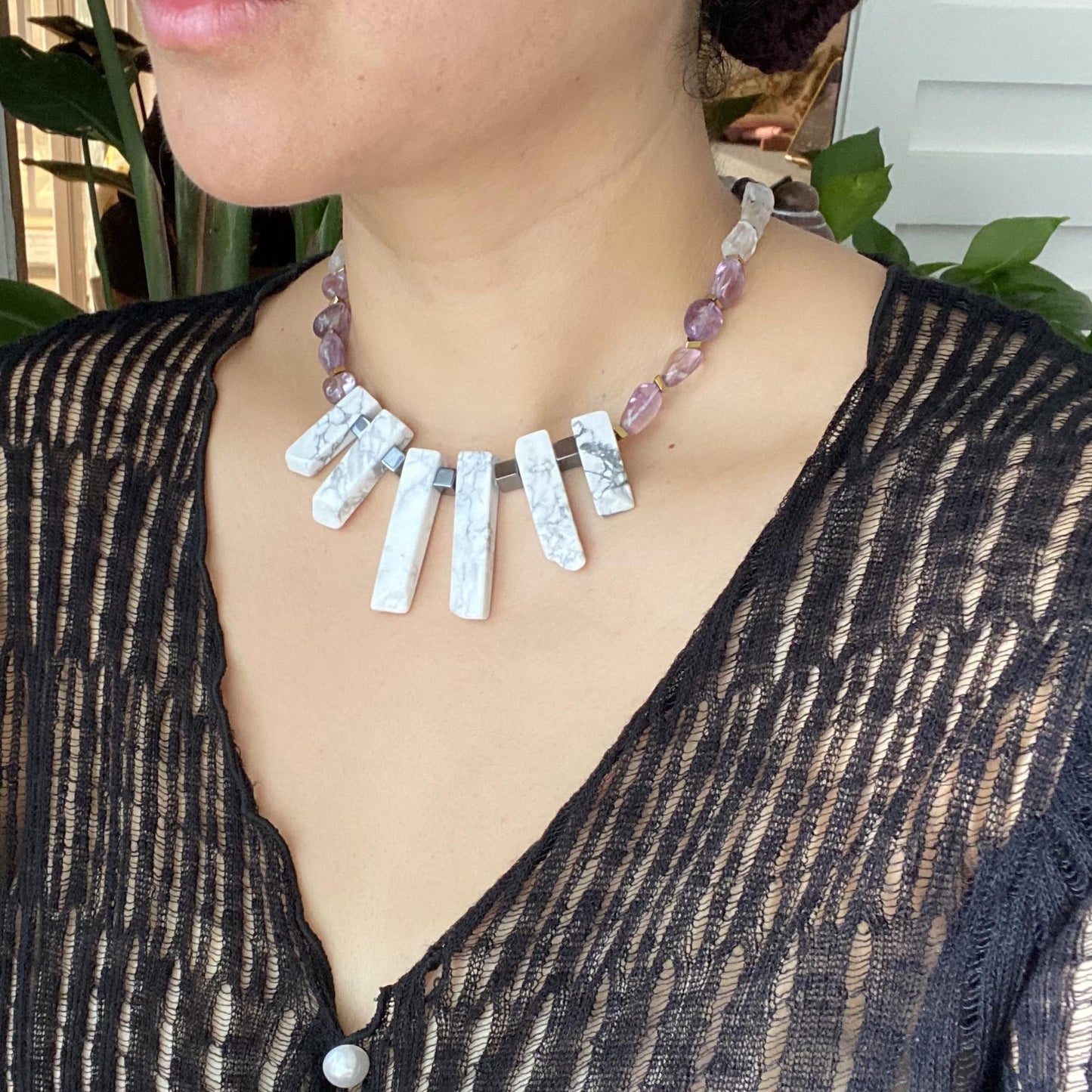 Statement Edelsteinkette · Weißer Howlith & Amethyst · Geometrischer Choker · Handgemachter Heilstein Schmuck
