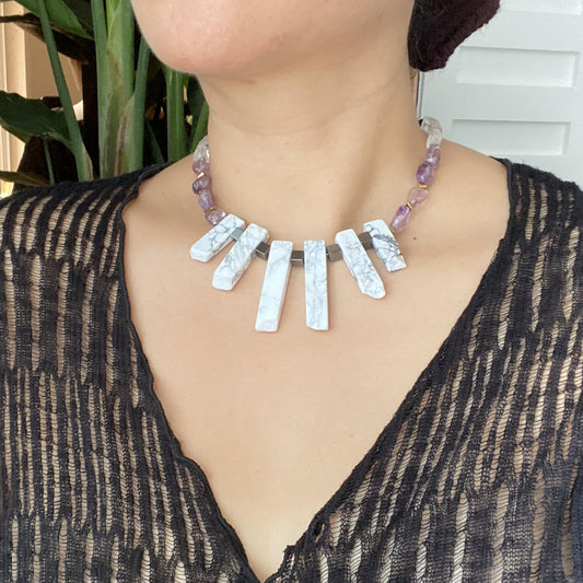 Statement Edelsteinkette · Weißer Howlith & Amethyst · Geometrischer Choker · Handgemachter Heilstein Schmuck