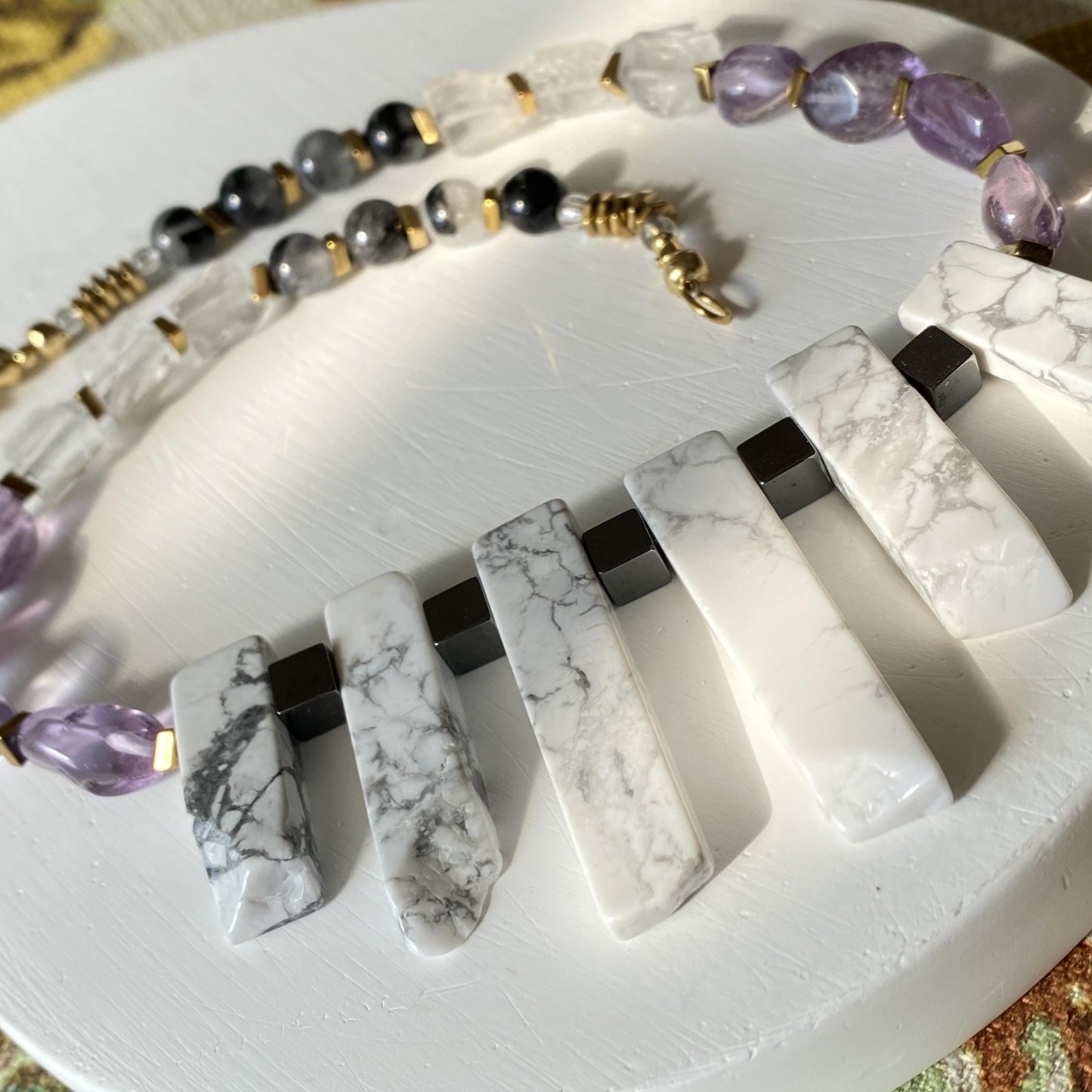 Statement Edelsteinkette · Weißer Howlith & Amethyst · Geometrischer Choker · Handgemachter Heilstein Schmuck