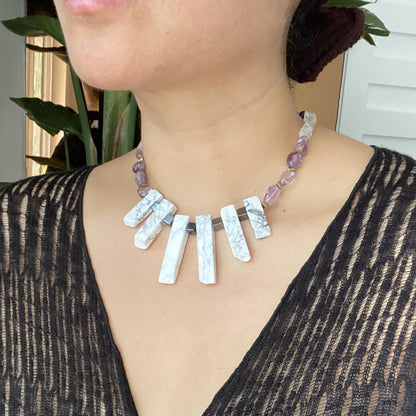 Statement Edelsteinkette · Weißer Howlith & Amethyst · Geometrischer Choker · Handgemachter Heilstein Schmuck