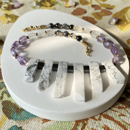 Statement Edelsteinkette · Weißer Howlith & Amethyst · Geometrischer Choker · Handgemachter Heilstein Schmuck