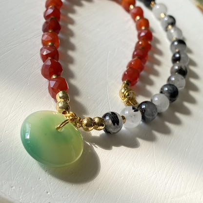 Statement Halskette mit grünem Achat Anhänger · Zweifarbige Edelstein Halskette aus Karneol & Rutilquarz · Handgemachter Choker